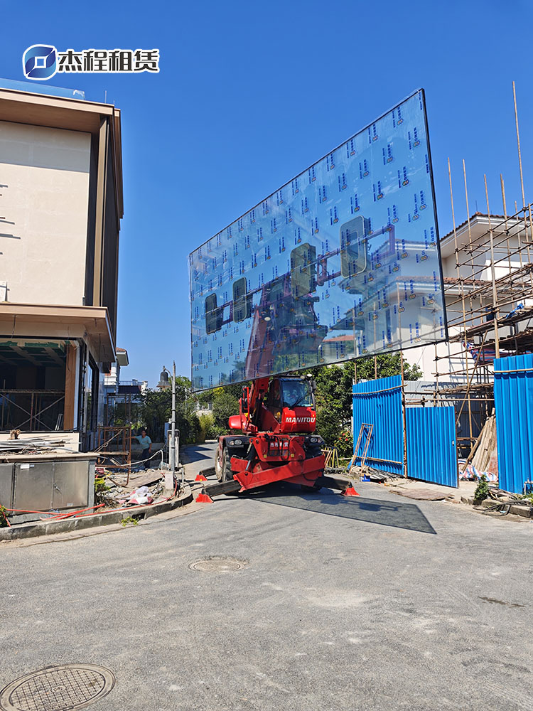 伸缩臂叉装车应用于近2吨重大玻璃安装