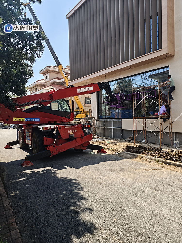 伸缩臂叉装车应用于近2吨重大玻璃安装